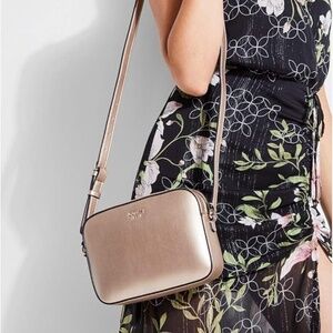 GUESS womens  Top Zip bag